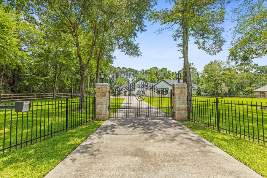 Property photo for 9703 Crestwater Circle, Magnolia, TX