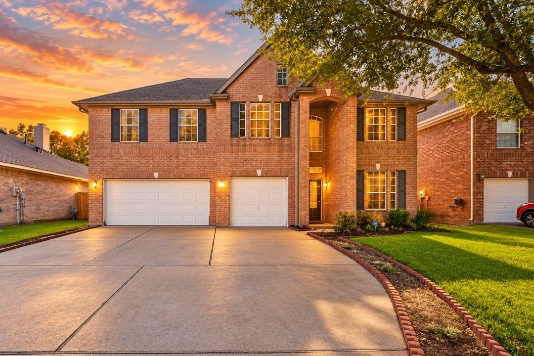 15527 Seminole Canyon Drive, Sugar Land, TX 77498 These photos have been virtually staged for illustrative purposes only. Furniture and dcor shown are digitally added and are not included with the property.