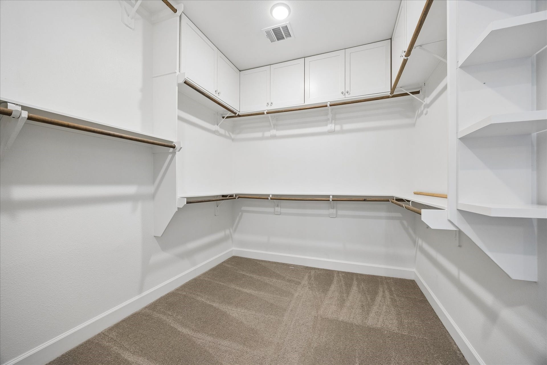 3606 Somerset York Lane, Houston, TX 77055 The spacious walk-in closet offers exceptional storage and organization for even the most extensive wardrobe.