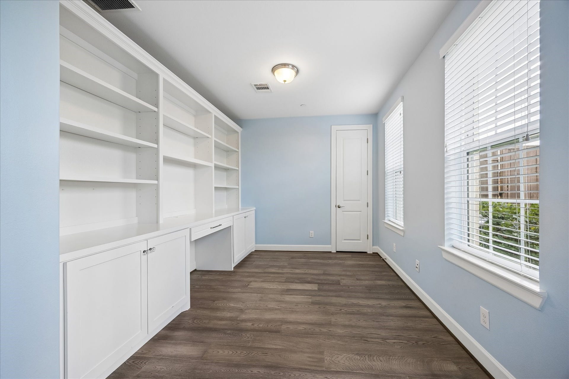 3606 Somerset York Lane, Houston, TX 77055 Thoughtfully positioned for privacy, this guest retreat provides a welcoming space for overnight guests