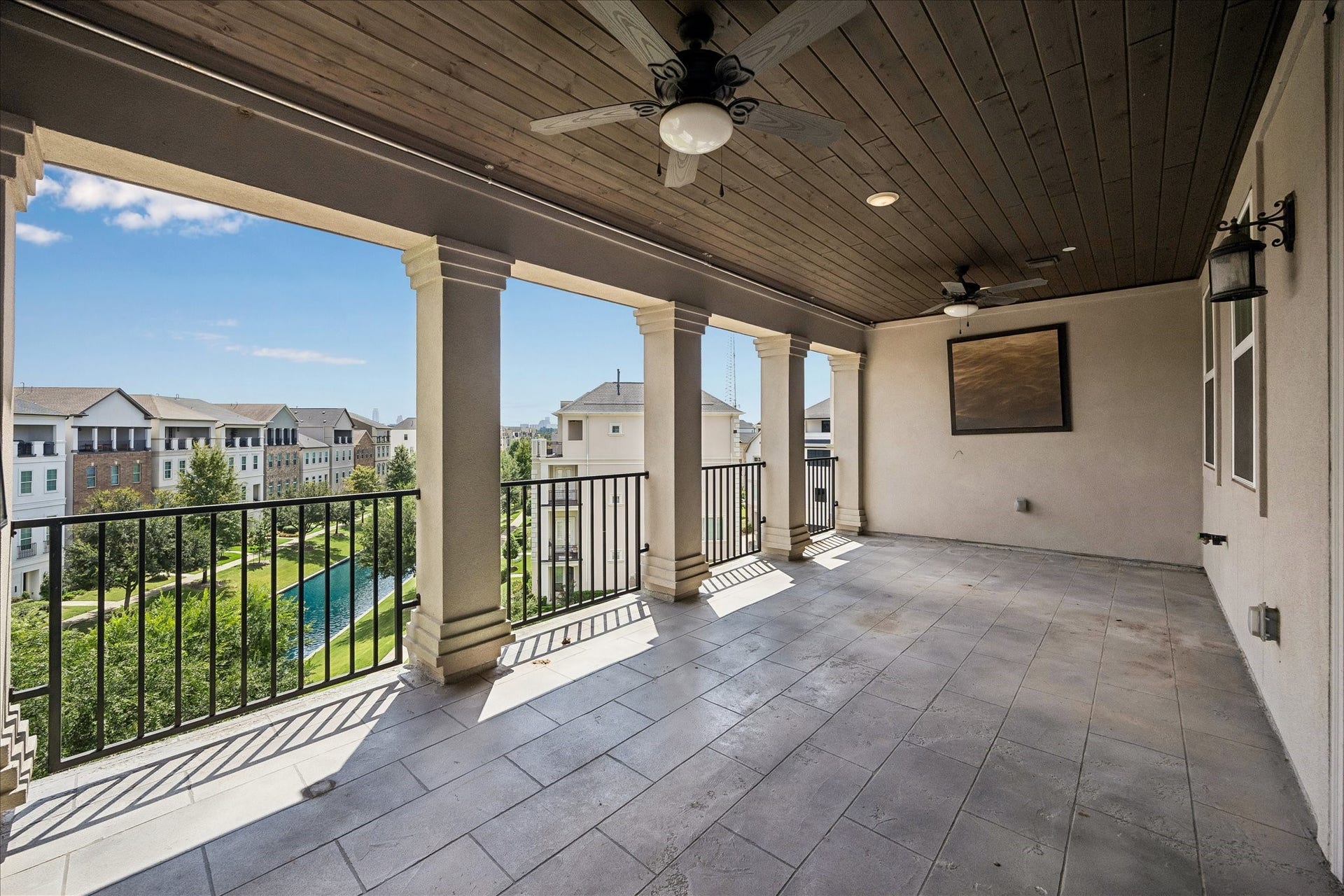 3606 Somerset York Lane, Houston, TX 77055 Wake up each day to peaceful water views that create a resort-style atmosphere right outside your windows.