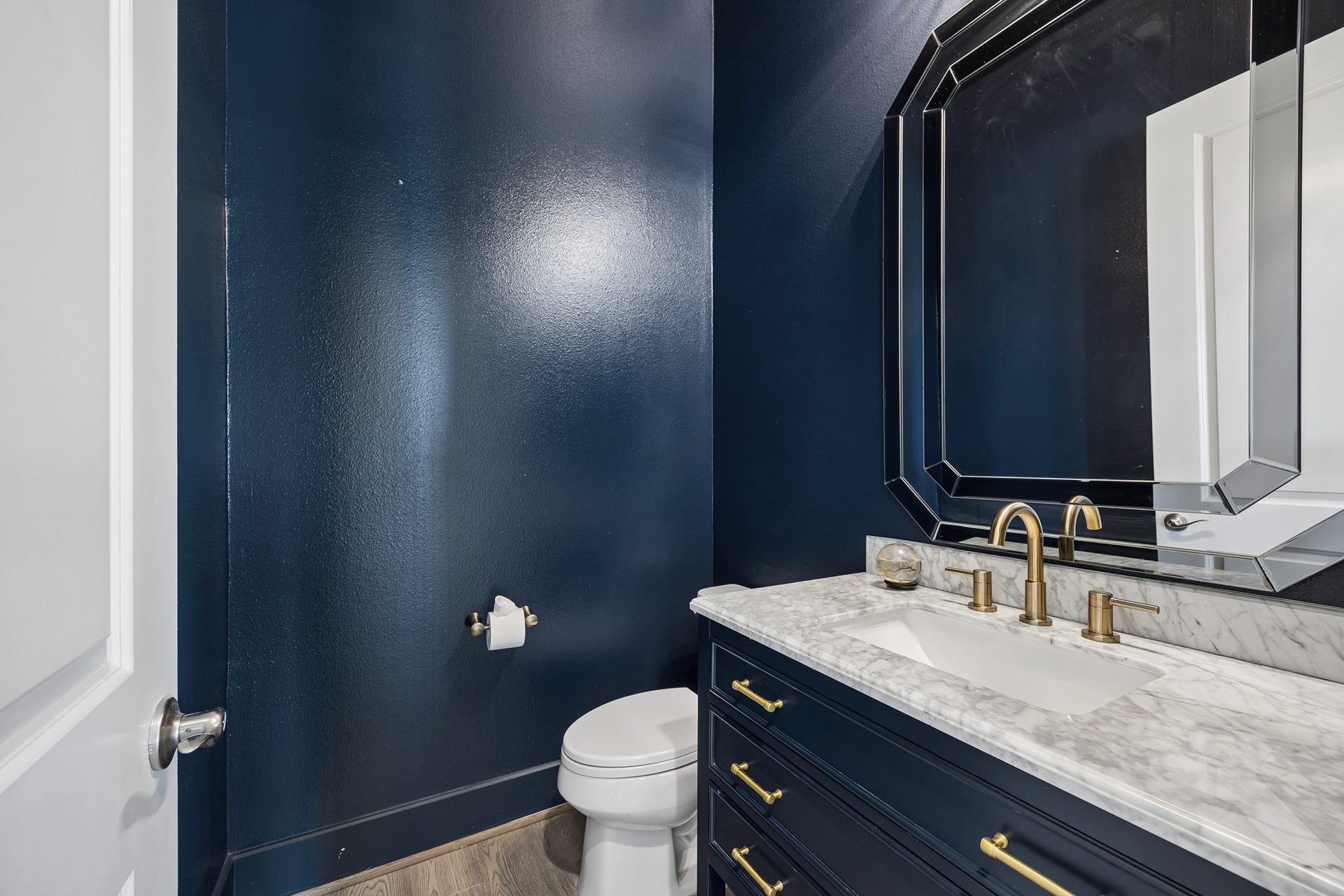 3606 Somerset York Lane, Houston, TX 77055 Thoughtfully designed for guests, the powder bath showcases sophisticated finishes, designer lighting, and refined details that elevate even the smallest spaces with style and elegance.