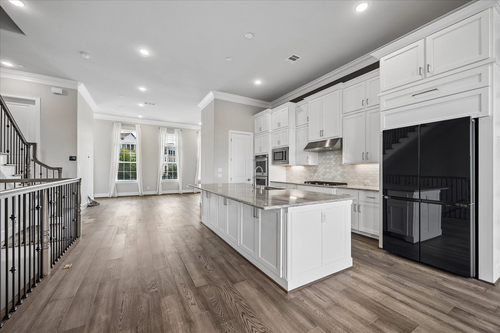 3606 Somerset York Lane, Houston, TX 77055 The chef-inspired kitchen combines beauty and functionality with premium appliances, ample storage, and designer finishes.