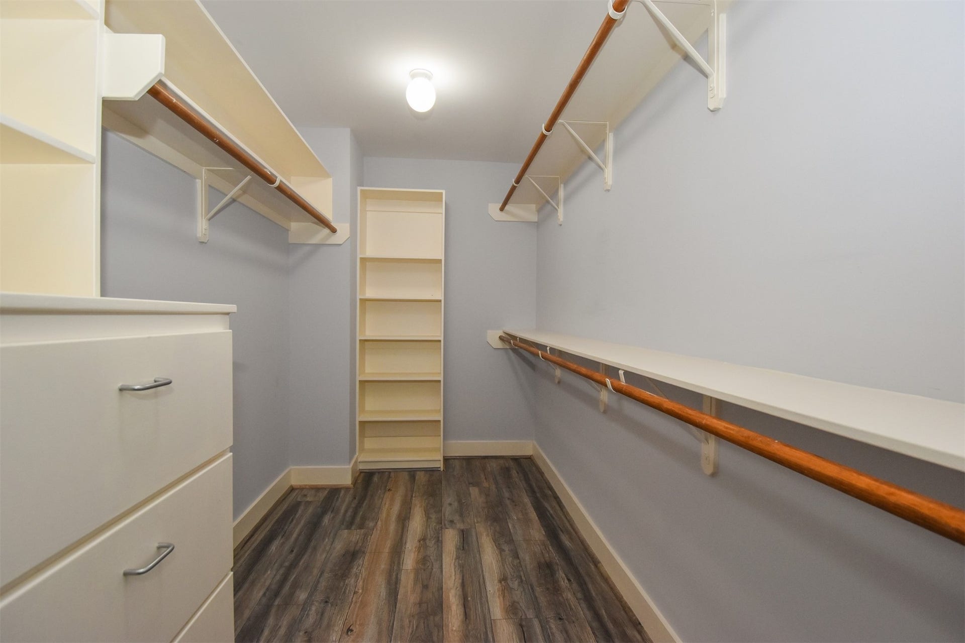 5710 Cornish Street, #1, Houston, TX 77007 Walk-in Closet with all the built-ins (so much space..you will love it!)