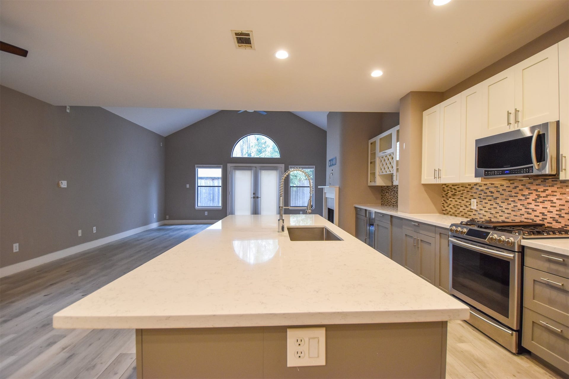5710 Cornish Street, #1, Houston, TX 77007 Breakfast bar area for additional sitting space.