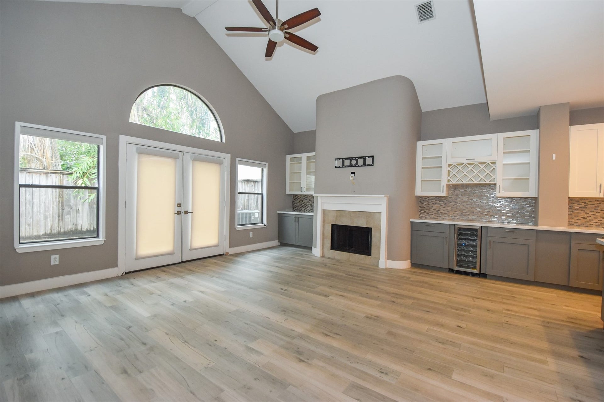 5710 Cornish Street, #1, Houston, TX 77007 Open Floor Plan. Huge Family room with high ceilings & fire place. Note all the built-ins.