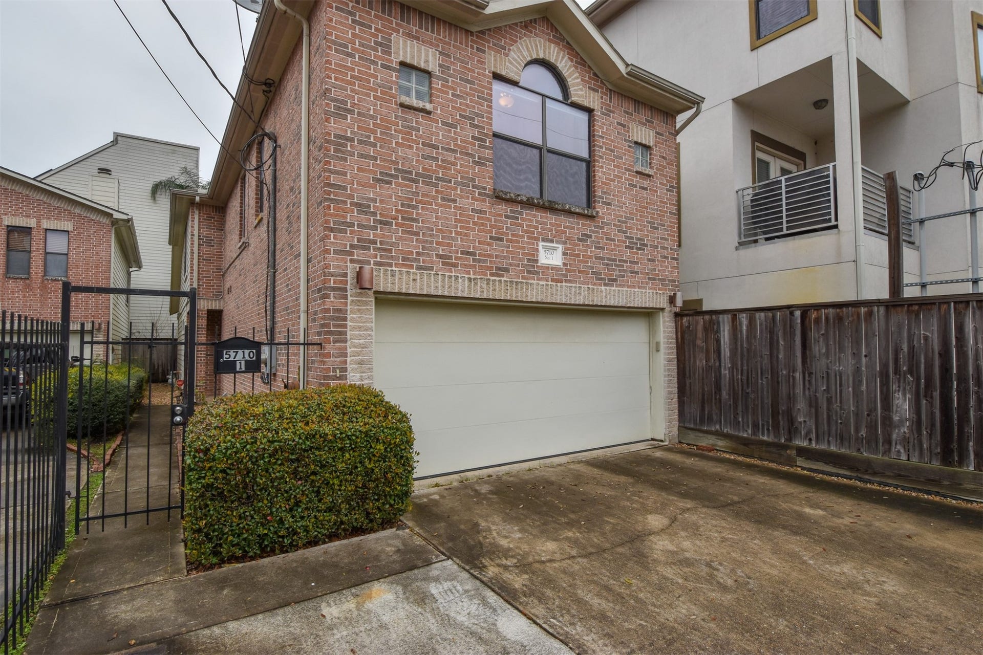5710 Cornish Street, #1, Houston, TX 77007 Another view, private gate for this unit.