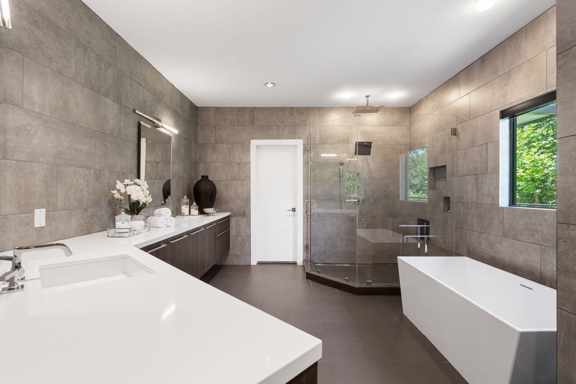 3703 Wroxton Road, West University Place, TX 77005 The spa-inspired primary bath offers a freestanding soaking tub, oversized walk-in shower with dual rain shower heads, expansive dual vanities, and separate his-and-hers walk-in closets for exceptional comfort and functionality.