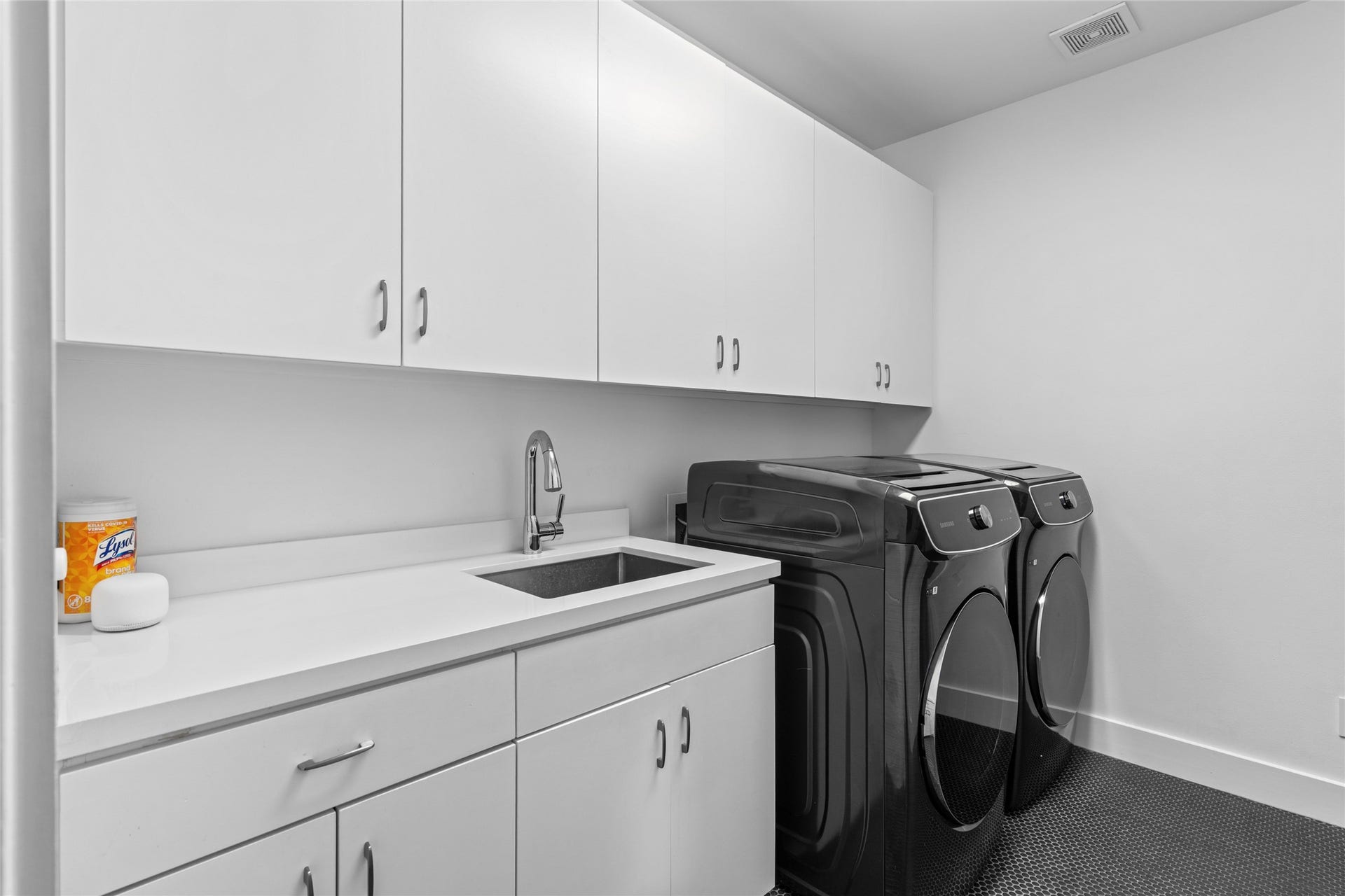 3703 Wroxton Road, West University Place, TX 77005 Large laundry room