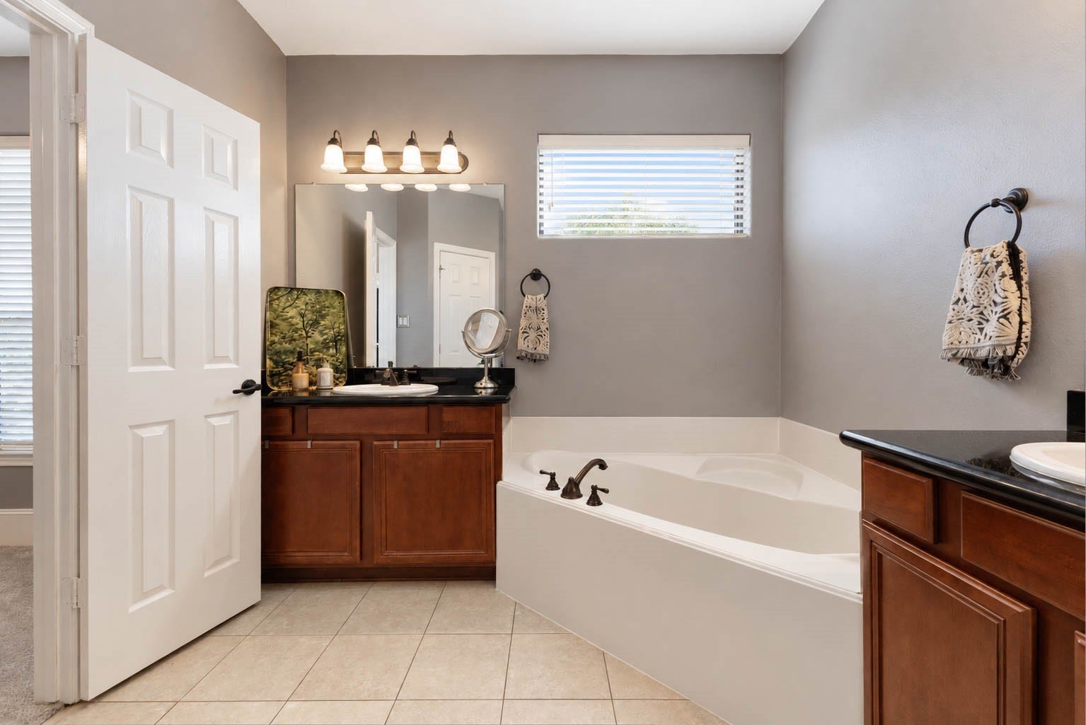 1316 Studer Street, Houston, TX 77007 The ensuite primary bath is generously appointed with a deep soaking tub, separate shower, granite-topped vanity, and abundant cabinetry.