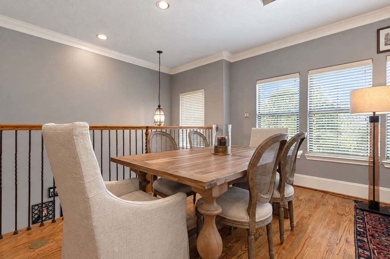 1316 Studer Street, Houston, TX 77007 Positioned alongside the family room, the dining area offers an elegant setting for everything from casual meals to intimate dinner gatherings.