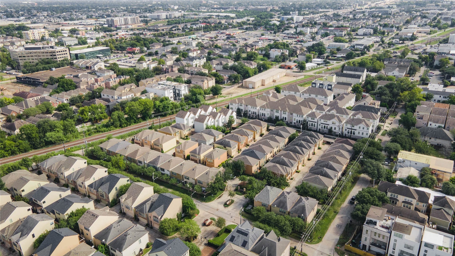 1316 Studer Street, Houston, TX 77007 Enjoy an exceptional Inner Loop location near Memorial Park & Buffalo Bayou Park, putting miles of trails, green spaces, recreation, and some of Houstons favorite outdoor destinations within easy reach.