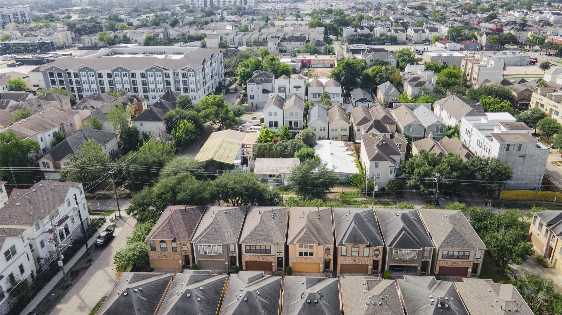 1316 Studer Street, Houston, TX 77007 The neighborhood unfolds from this elevated vantage point, revealing a blend of residential communities, nearby multifamily development, and established city infrastructure surrounding the property.