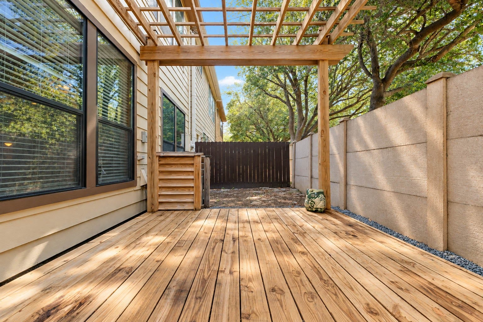 1316 Studer Street, Houston, TX 77007 This perspective highlights the width of the outdoor patio area, with expansive decking providing excellent flexibility for multiple seating and entertaining arrangements.