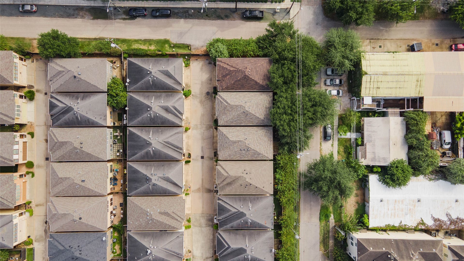 1316 Studer Street, Houston, TX 77007 Memorial Park Village places the home within Houstons Rice Military/Washington Corridor, offering a desirable combination of residential privacy and proximity to the surrounding city.