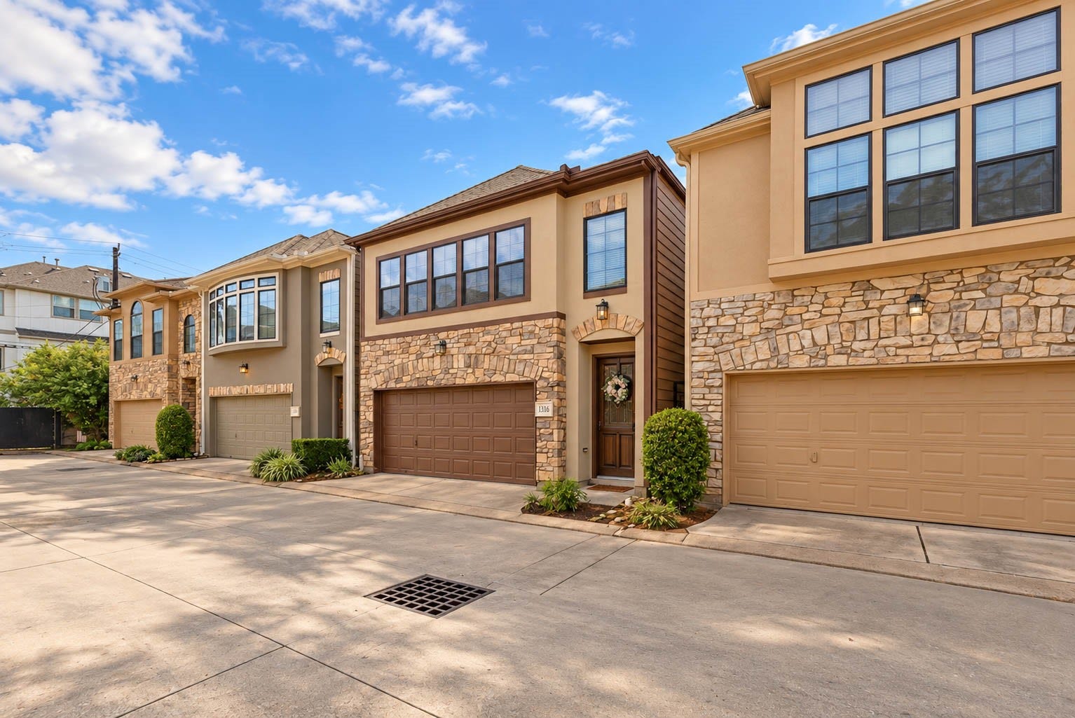 1316 Studer Street, Houston, TX 77007 With controlled access, an attached 2-car garage, and a central location in the Rice Military/Washington Corridor, this residence offers a compelling blend of privacy, convenience, and sophisticated urban living.