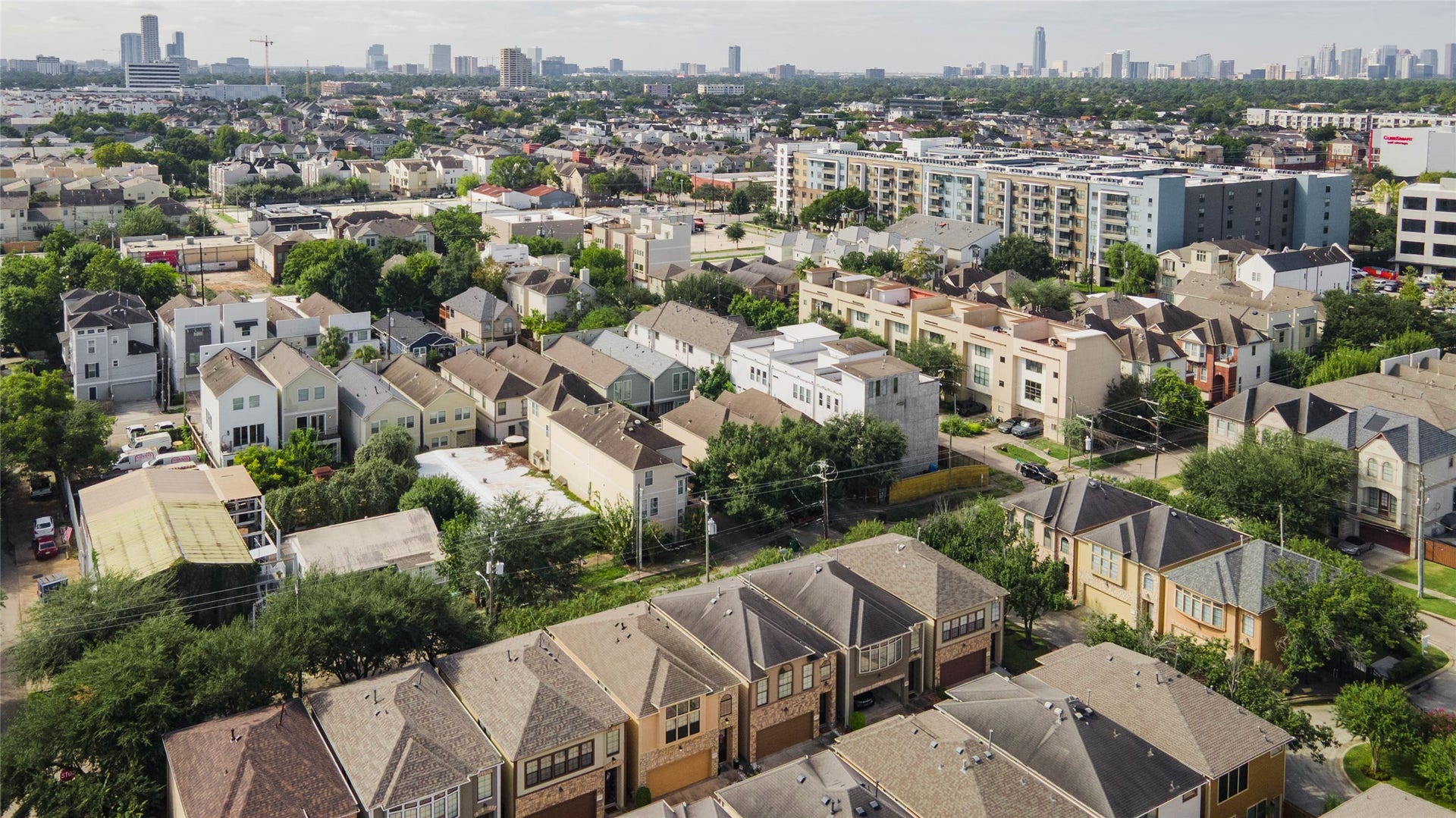 1316 Studer Street, Houston, TX 77007 The location offers convenient access to major employment, dining, recreation, and entertainment destinations throughout the Inner Loop.
