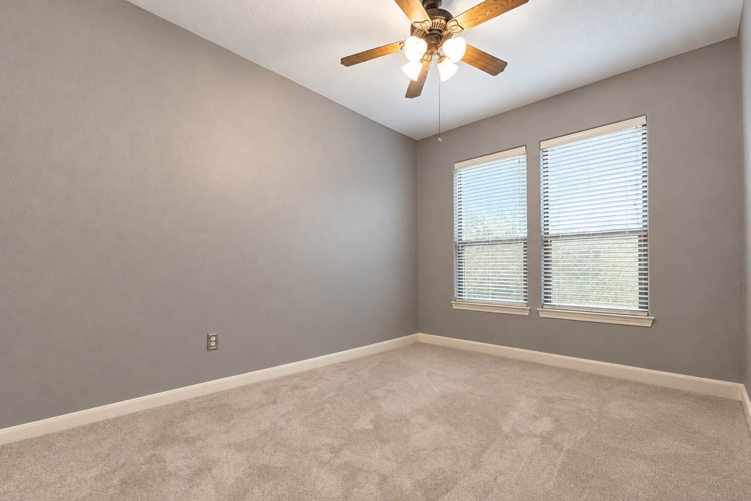 1316 Studer Street, Houston, TX 77007 The first-floor secondary bedroom provides a private and comfortable retreat with plush carpeting, neutral finishes, a ceiling fan, and generous natural light.
