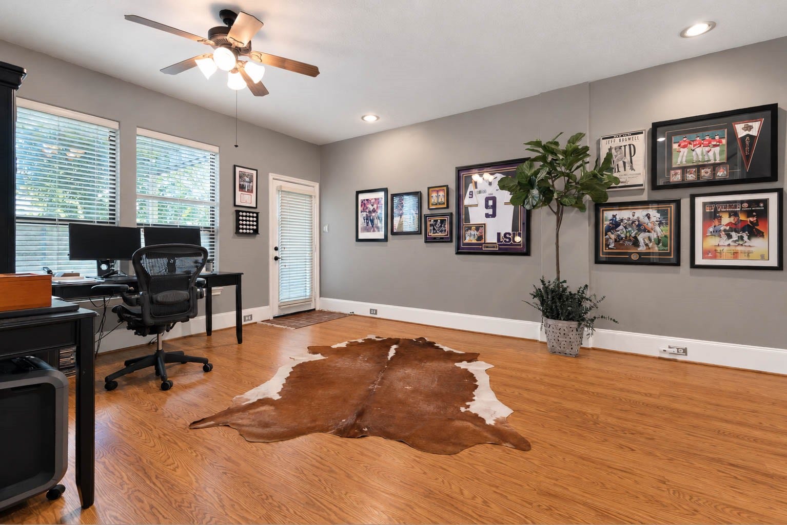 1316 Studer Street, Houston, TX 77007 Direct access to the outdoor living area further extends the functionality of this versatile first-floor space.