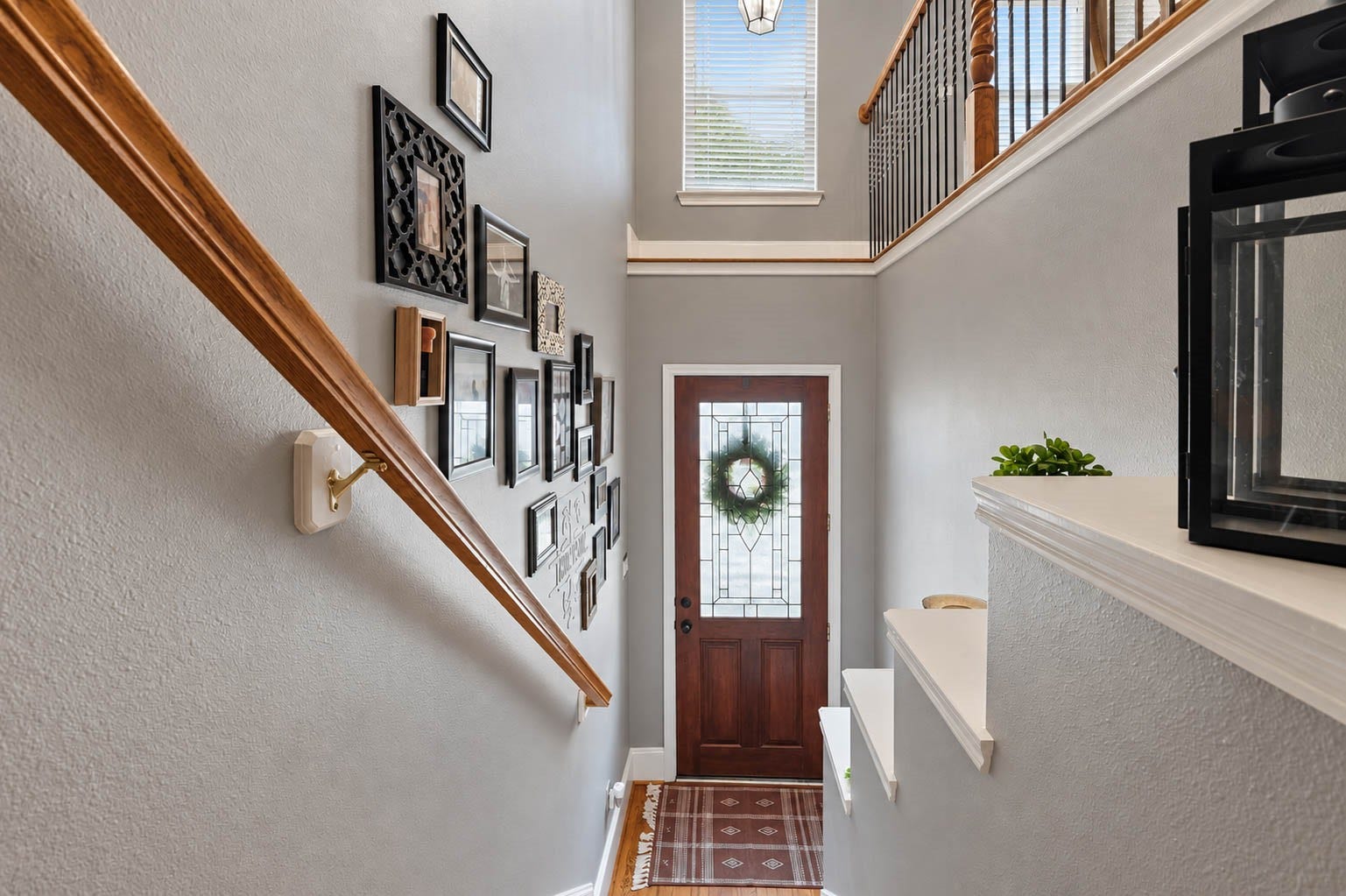 1316 Studer Street, Houston, TX 77007 Step inside to a dramatic split-level entry where soaring ceilings immediately introduce the homes open, architectural design.