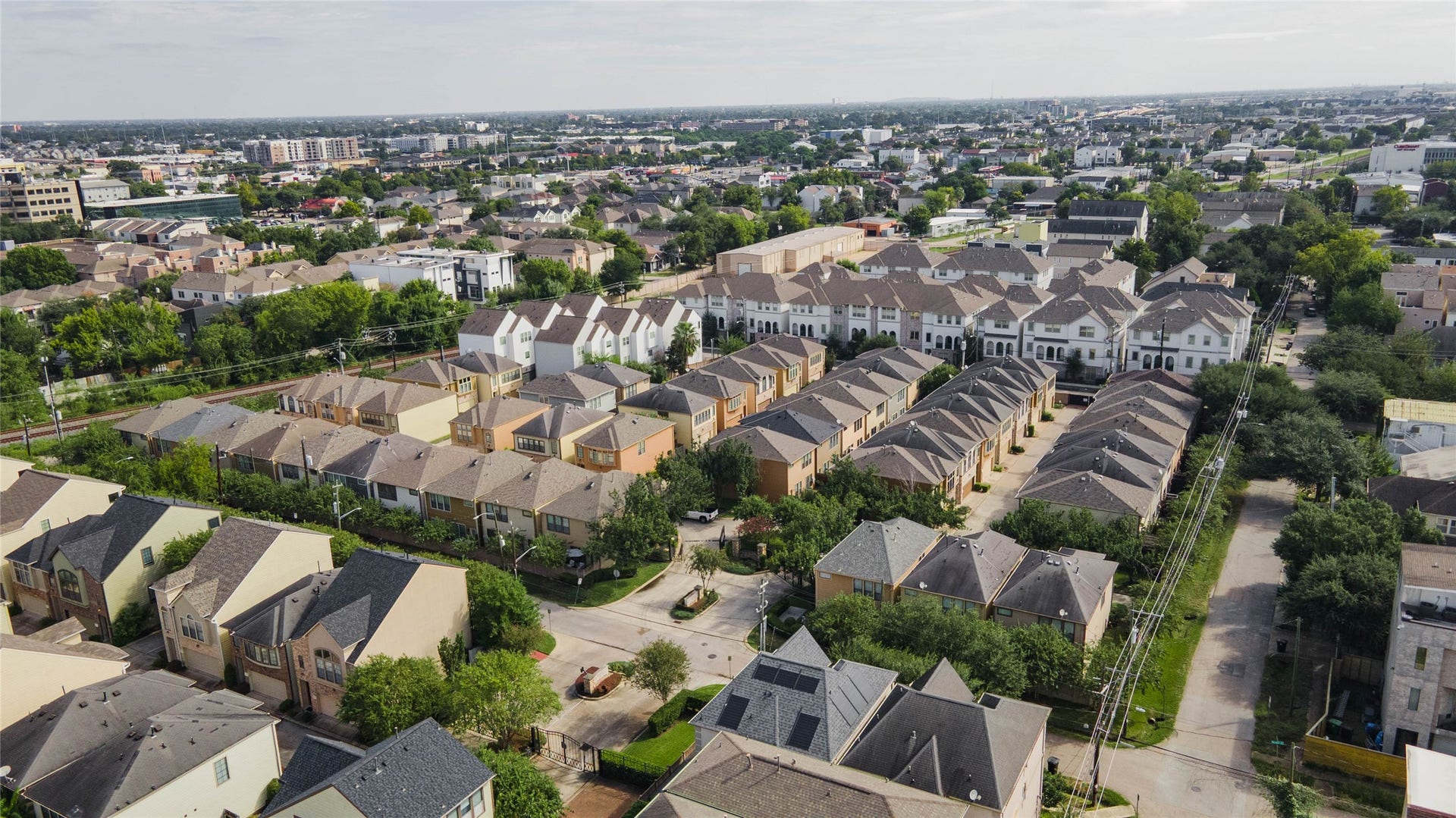 1316 Studer Street, Houston, TX 77007 Experience the energy of the Rice Military/Washington Corridor, surrounded by an impressive selection of restaurants, nightlife, shopping & entertainment along Washington Avenue and throughout nearby The Heights.