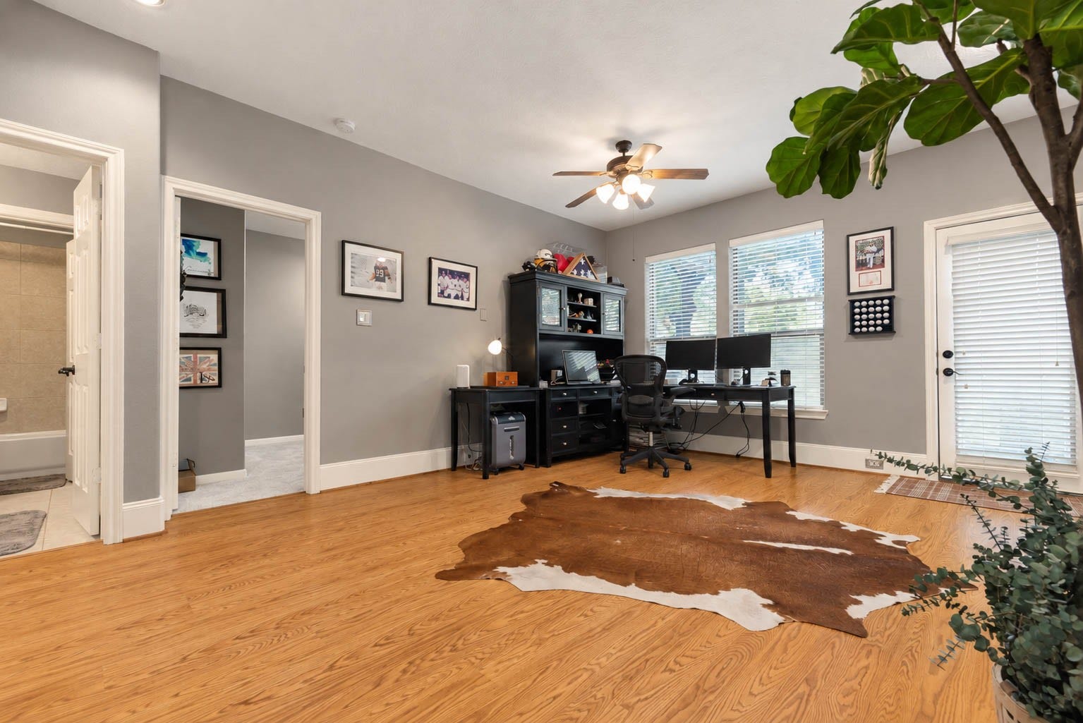 1316 Studer Street, Houston, TX 77007 The expansive first-floor game room offers exceptional flexibility with generous dimensions, wood flooring, recessed lighting, and a ceiling fan.