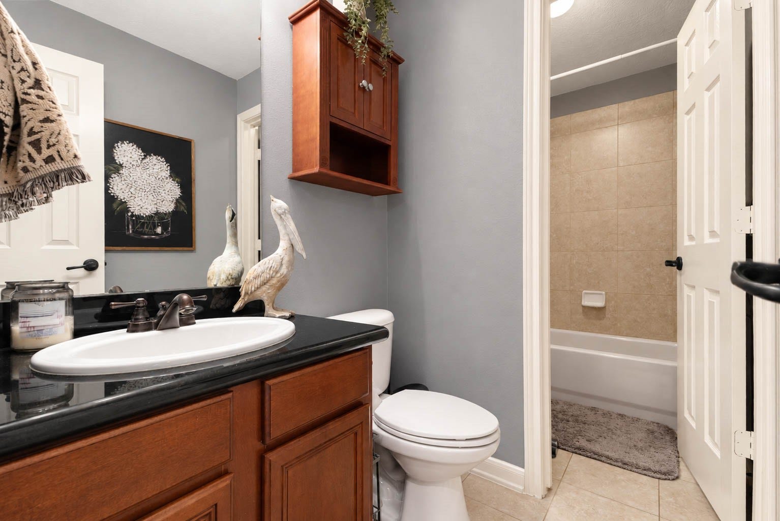 1316 Studer Street, Houston, TX 77007 Conveniently located on the first floor, the secondary full bath is finished with a granite-topped vanity, rich cabinetry, and a tub/shower combination. Its placement near the secondary bedroom and game room makes it especially convenient.