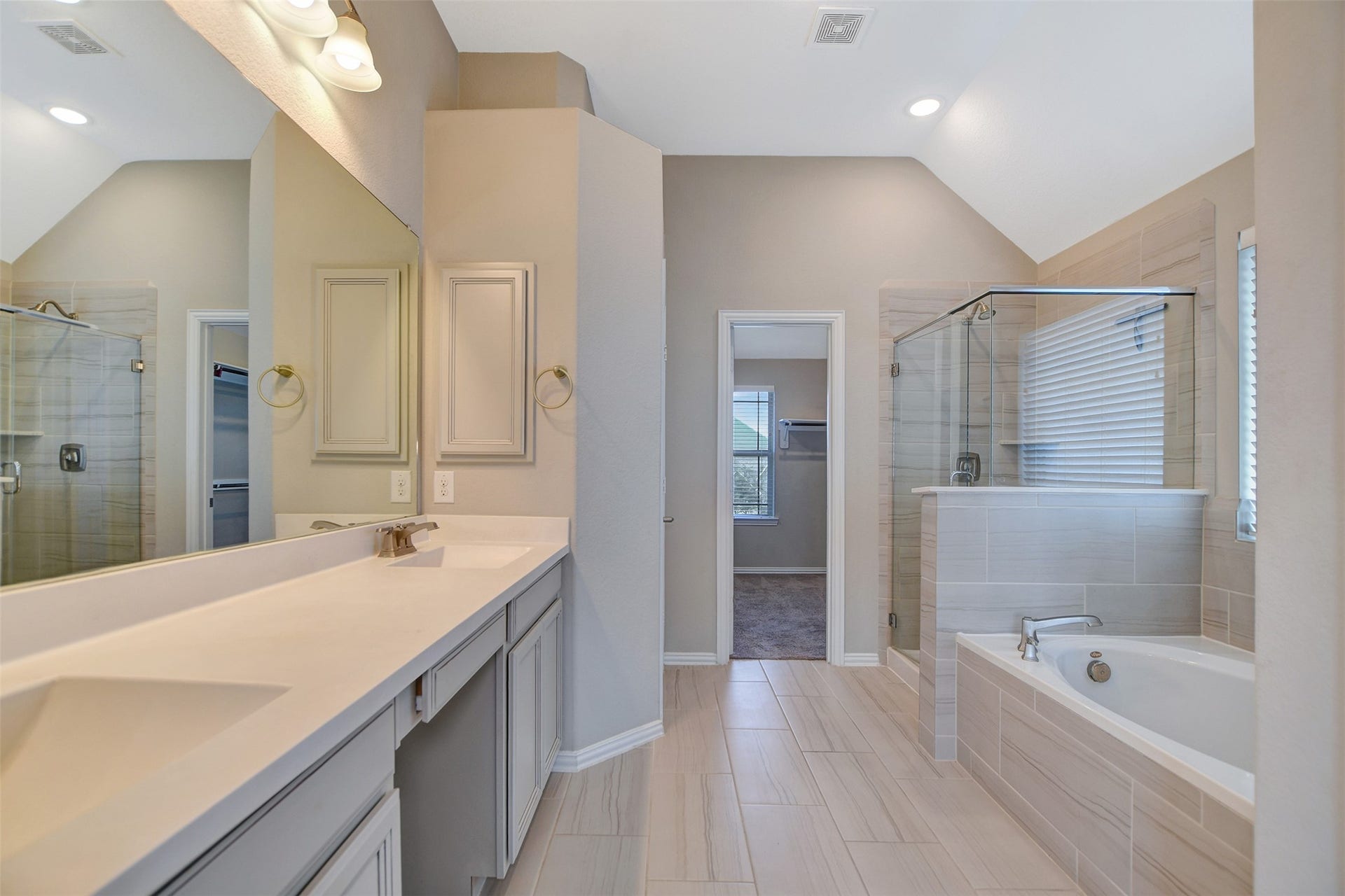 23623 San Ricci Court, Richmond, TX 77406 Large primary bathroom with dual sinks and separate shower and jettub.