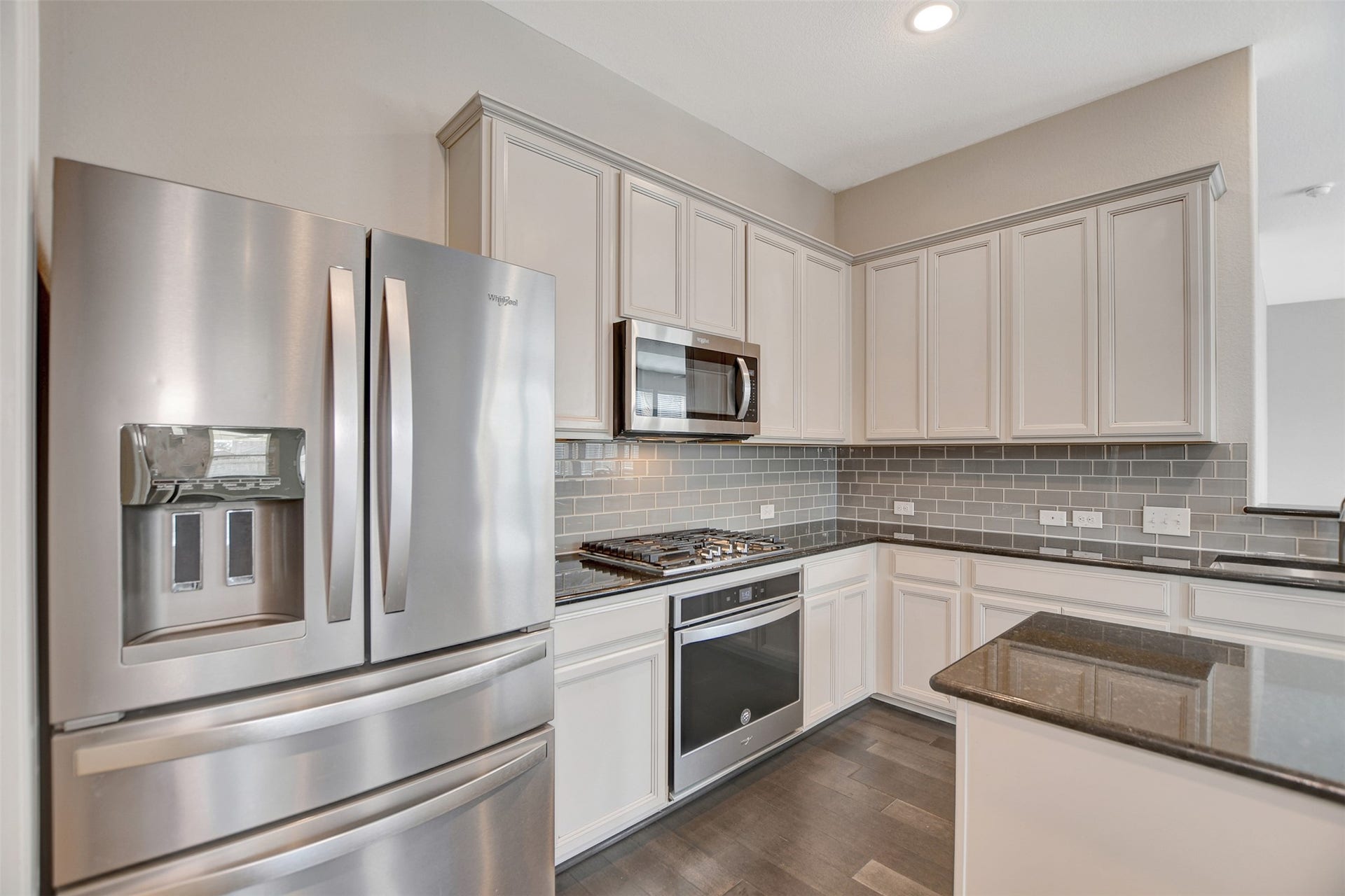 23623 San Ricci Court, Richmond, TX 77406 Light gray glass subway tile backlash with upgraded cabinets.