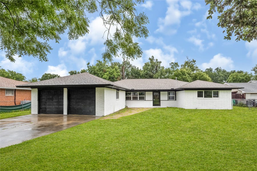 Property photo for 320 Burnett Drive, Baytown, TX