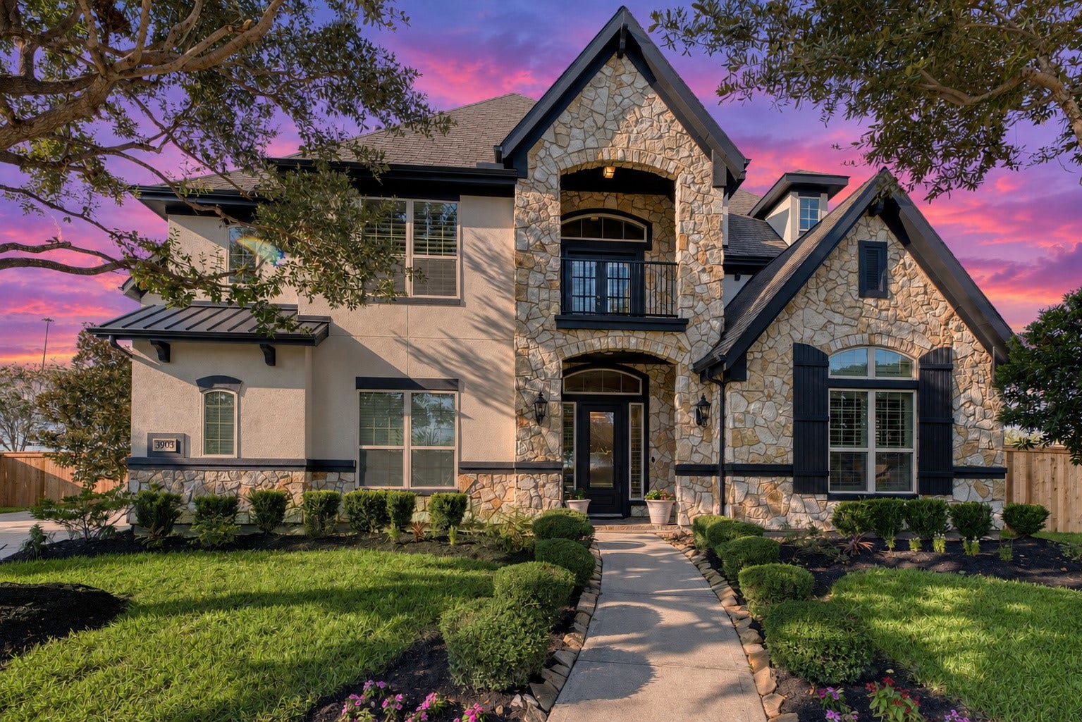 3903 Indigo Court, Manvel, TX 77578 Built in 2014 as the Emerald Homes model for Sedona Lakes, the stone elevation and mature landscaping create beautiful curb appeal on a cul-de-sac lot.