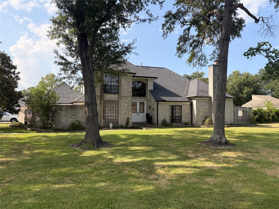 Property photo for 222 Pin Oak Drive, Baytown, TX