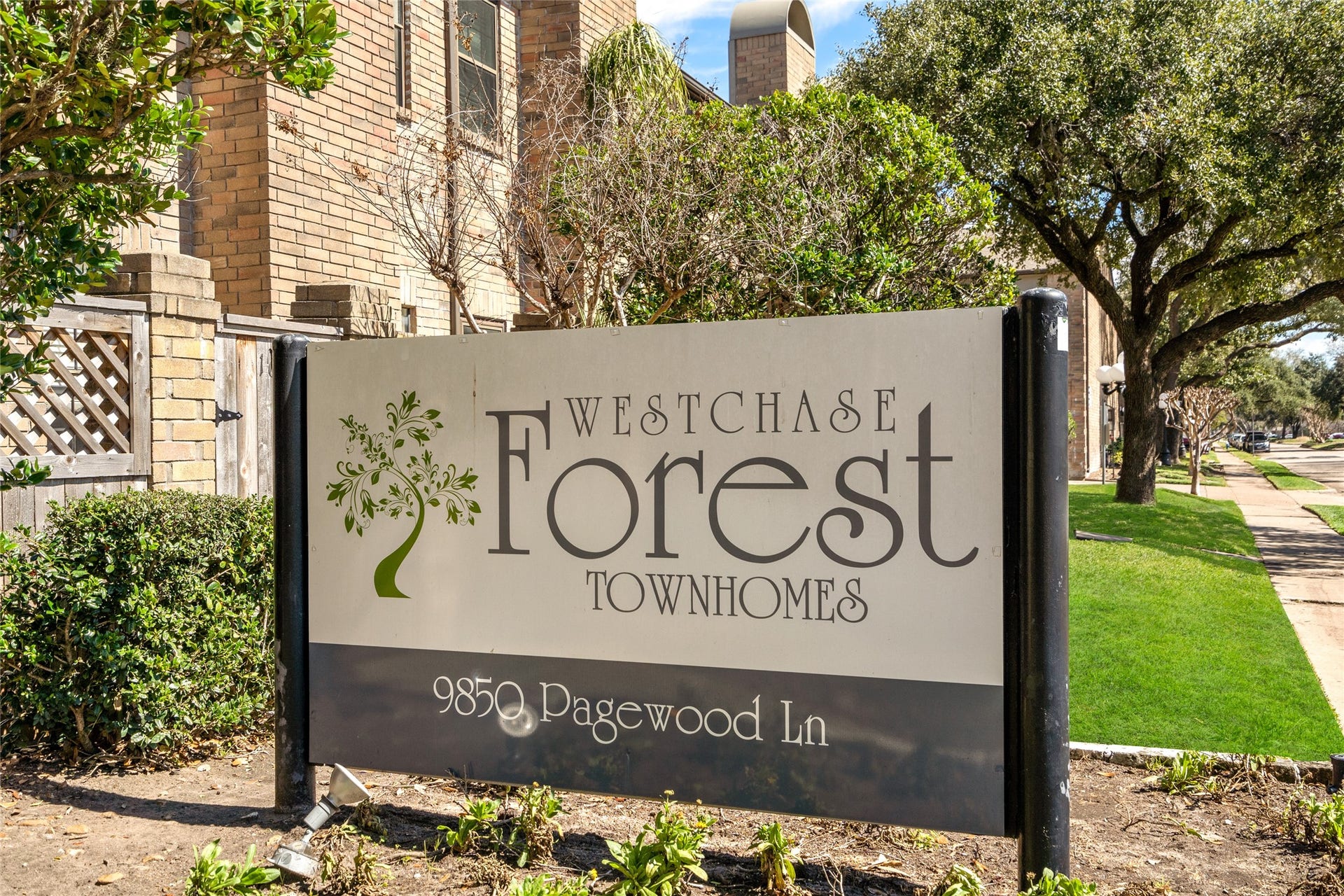 9850 Pagewood Lane, #1302, Houston, TX 77042 Welcome to Westchase Forest Townhomes! Located at 9850 Pagewood Lane, this charming community offers a blend of comfort, convenience, and lush greenery. Enjoy a well-maintained neighborhood with tree-lined sidewalks and easy access to nearby parks, dining, and shopping. A great place to call home!