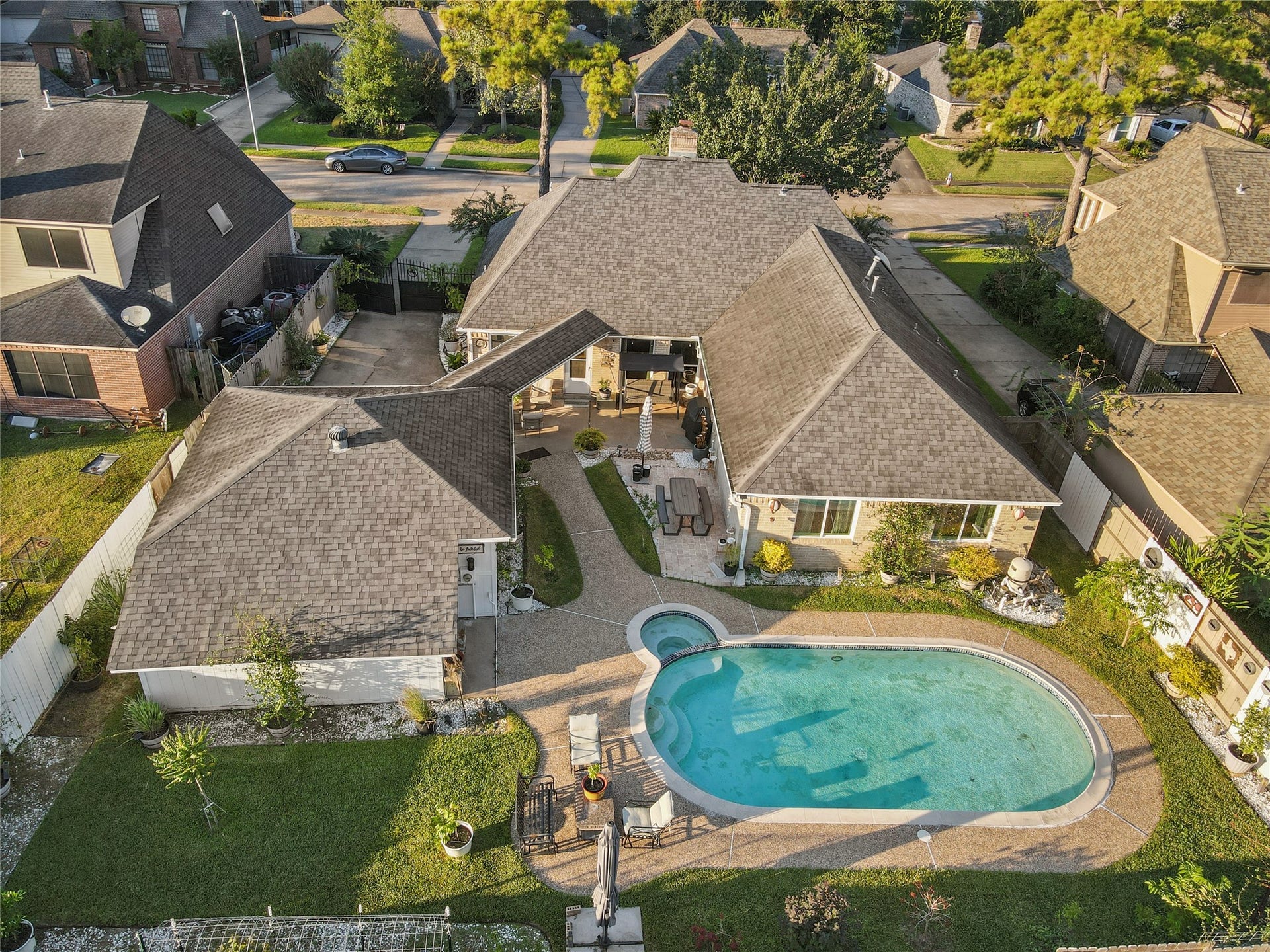 15035 Vistamont Drive, Houston, TX 77083 15035 Vistamont Drive, Houston, TX 77083