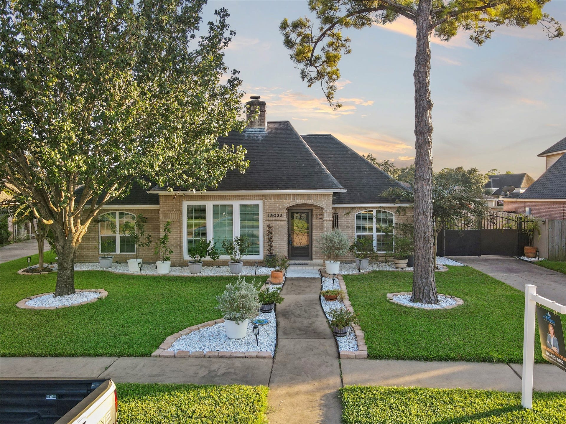 15035 Vistamont Drive, Houston, TX 77083 15035 Vistamont Drive, Houston, TX 77083