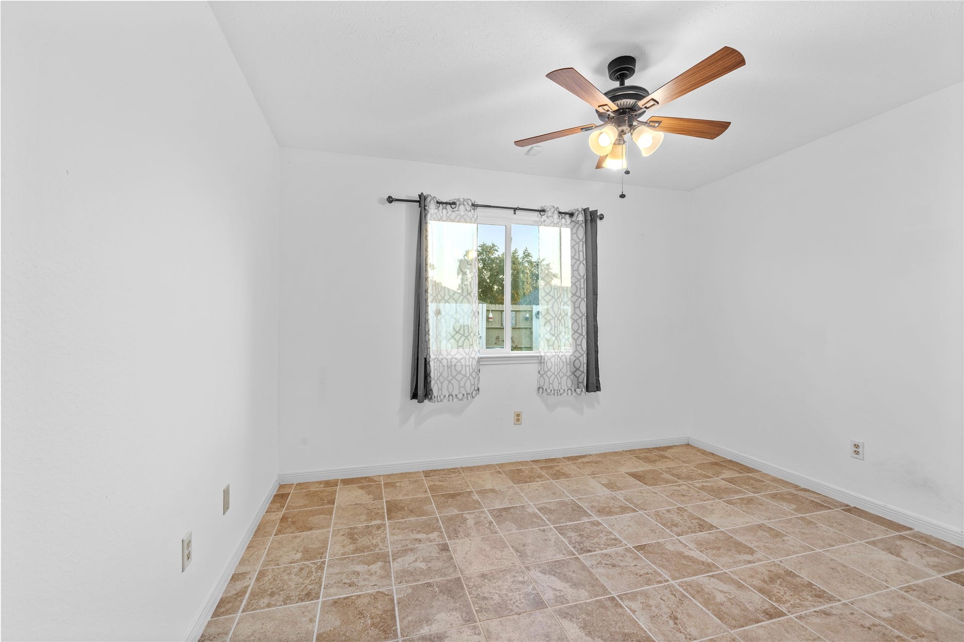 15035 Vistamont Drive, Houston, TX 77083 15035 Vistamont Drive, Houston, TX 77083