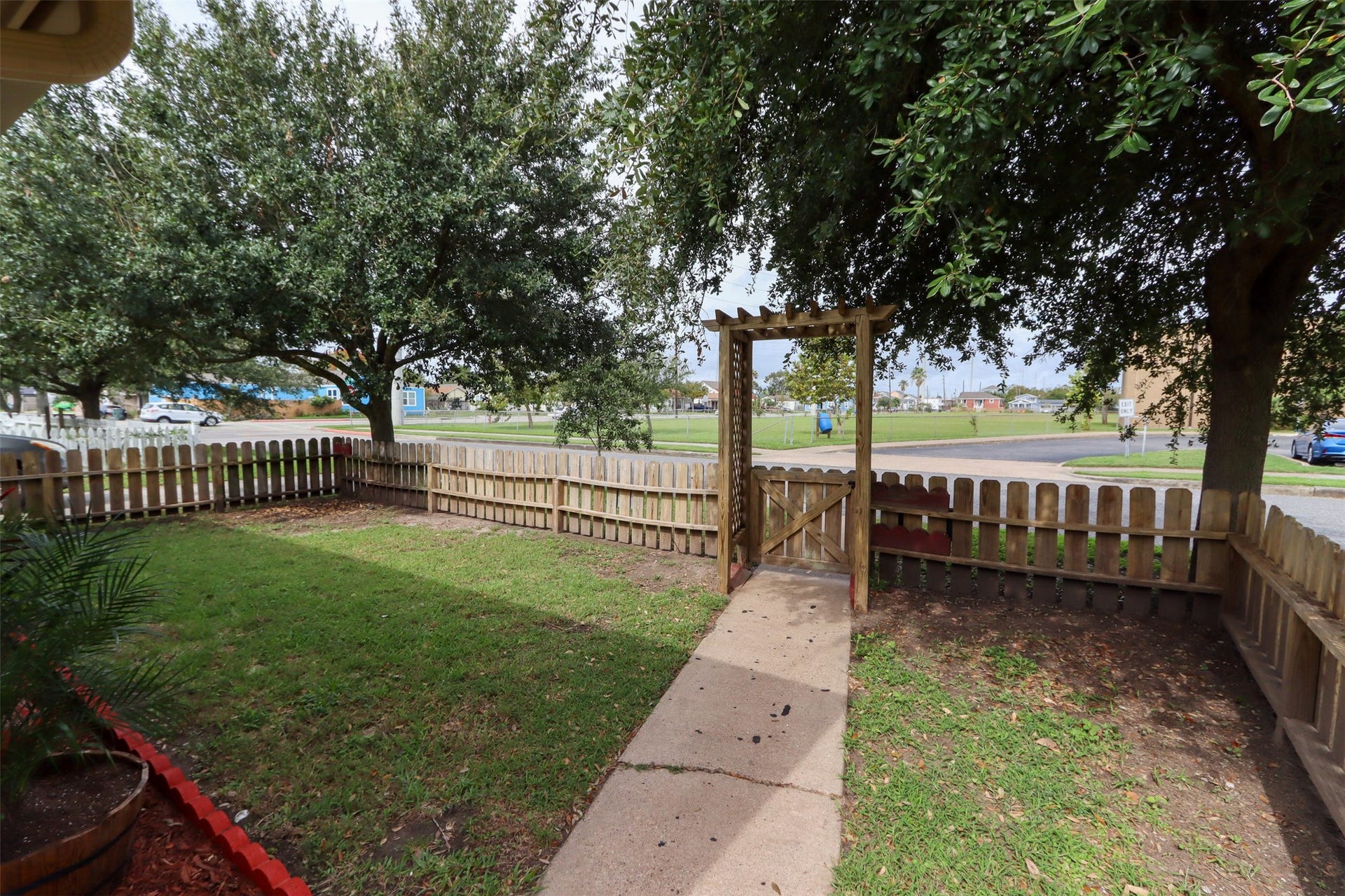 5217 Avenue N 1/2, Galveston, TX 77551 Home fronts Avenue N 1/2