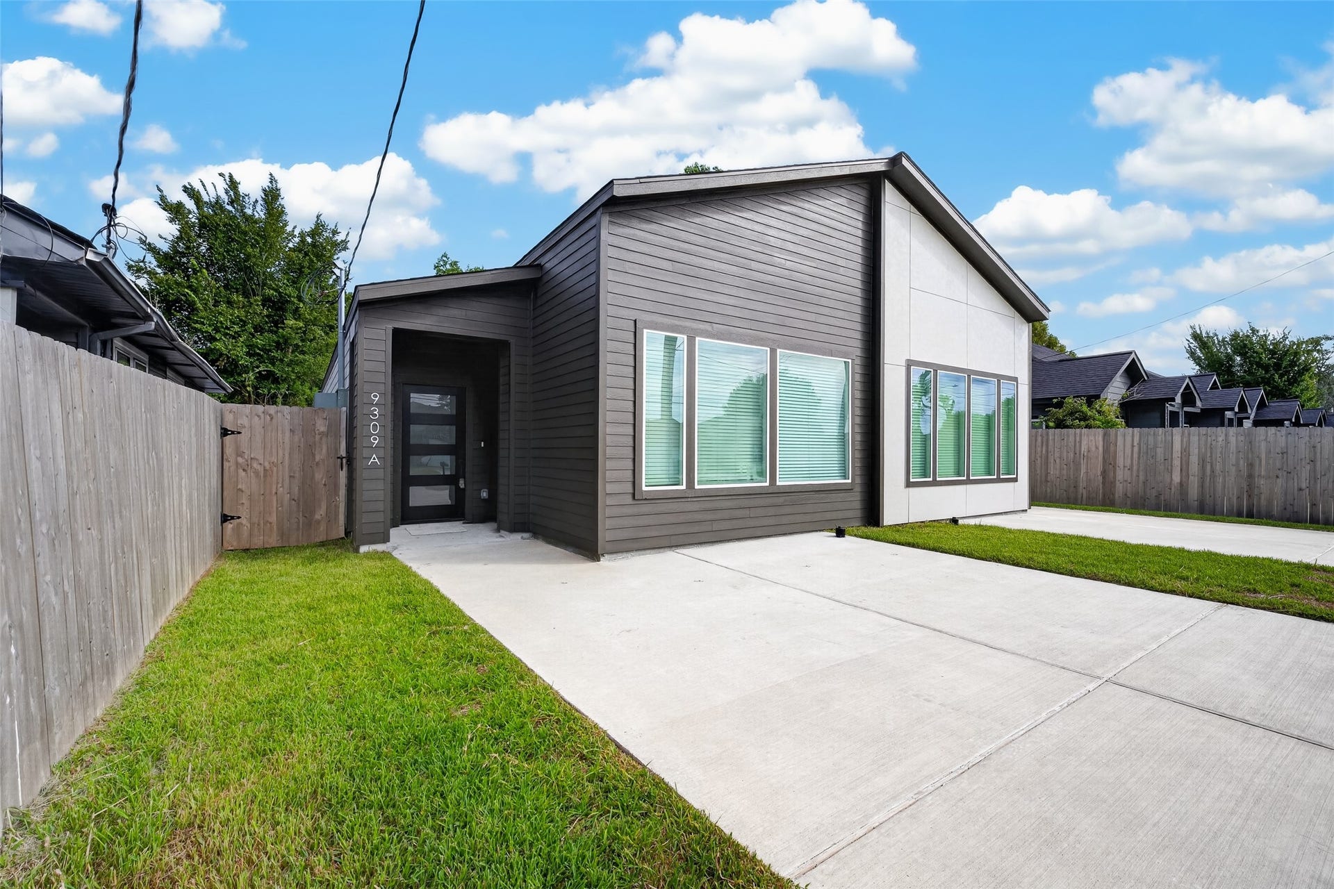 9309 Caddo Road, #A, Houston, TX 77078 Arrive home to clean lines and contemporary elegance that instantly set the scene. A wide, welcoming driveway offers hassle-free parking for you and your guests, while impressive floor-to-ceiling windows flood the entire front living space with bright, natural light from sunrise to sunset.