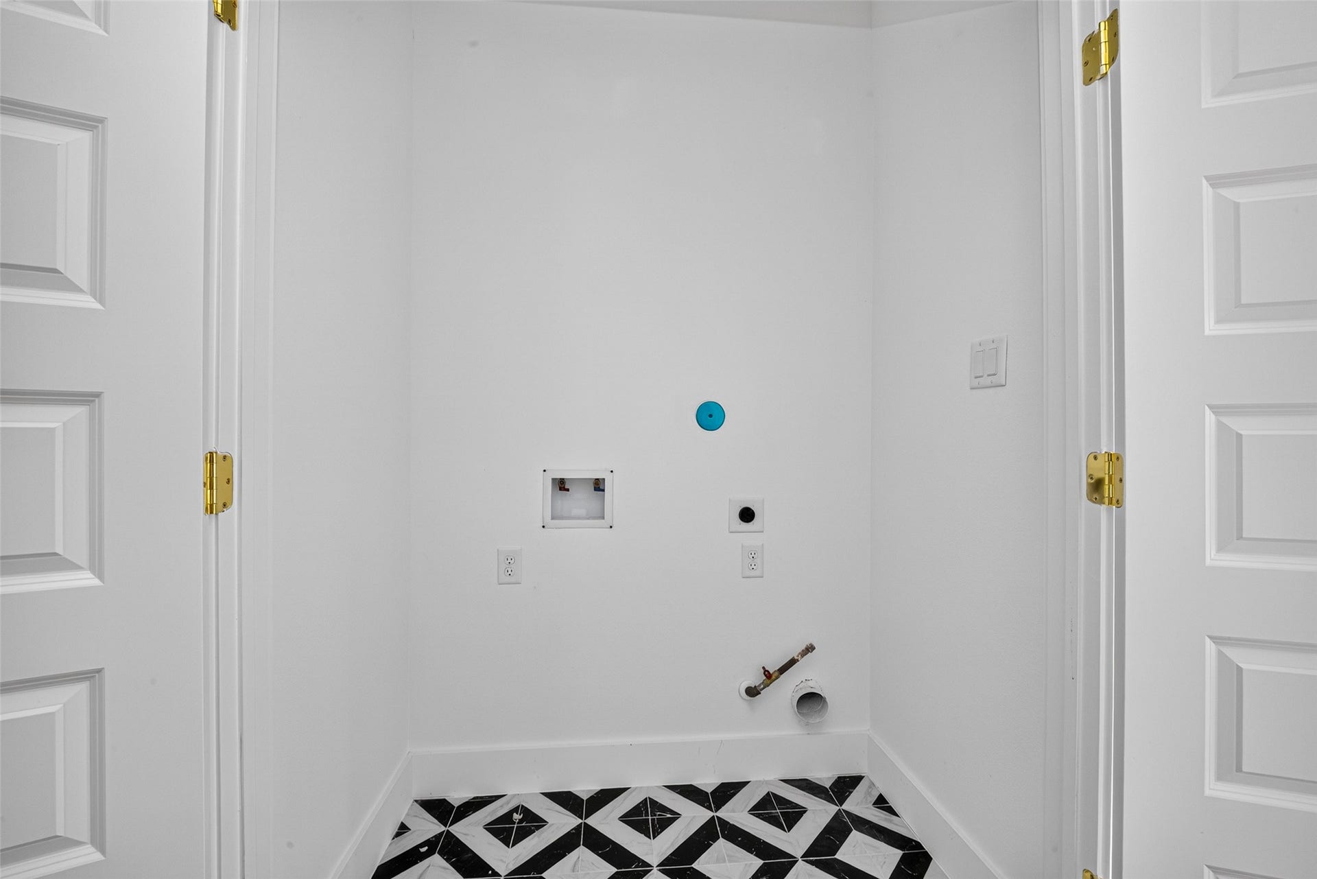 9309 Caddo Road, #A, Houston, TX 77078 Form meets function in this dedicated laundry space. Featuring clean white walls and striking modern geometric floor tile, it comes fully prepped and ready for your washer and dryer setup.