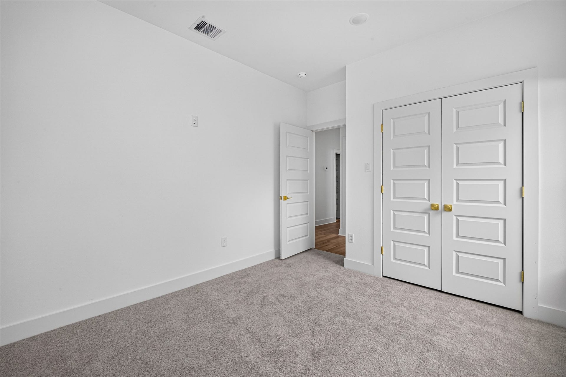 9309 Caddo Road, #A, Houston, TX 77078 A bright, welcoming haven offering generous storage and plush underfoot comfort.