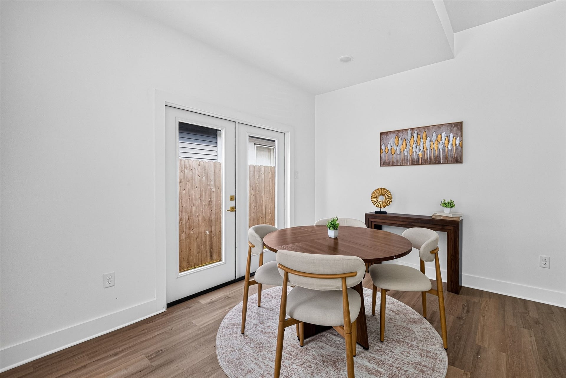 9309 Caddo Road, #A, Houston, TX 77078 The seamless connection to the outdoors through double glass patio doors makes indoor-outdoor dining a breeze, giving you instant access to your private side yard retreat.