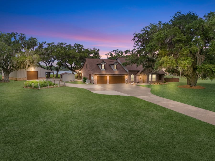 Property photo for 814 Sunset Trail, Angleton, TX