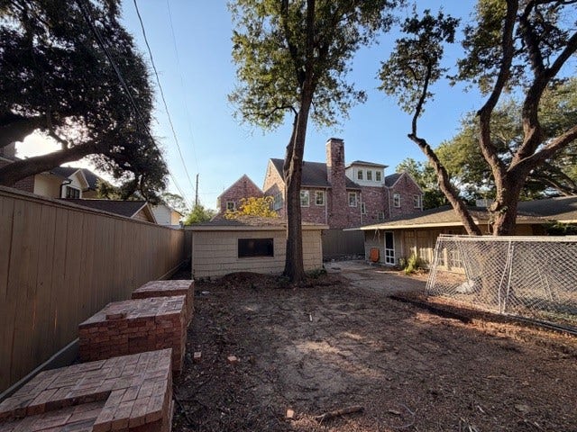 4019 Sul Ross Street, Houston, TX 77027 The existing backyard with new fence and a former Rallin Welch build in the background.