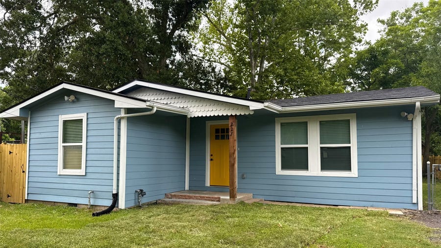 Property photo for 227 Kansas Street, Bacliff, TX