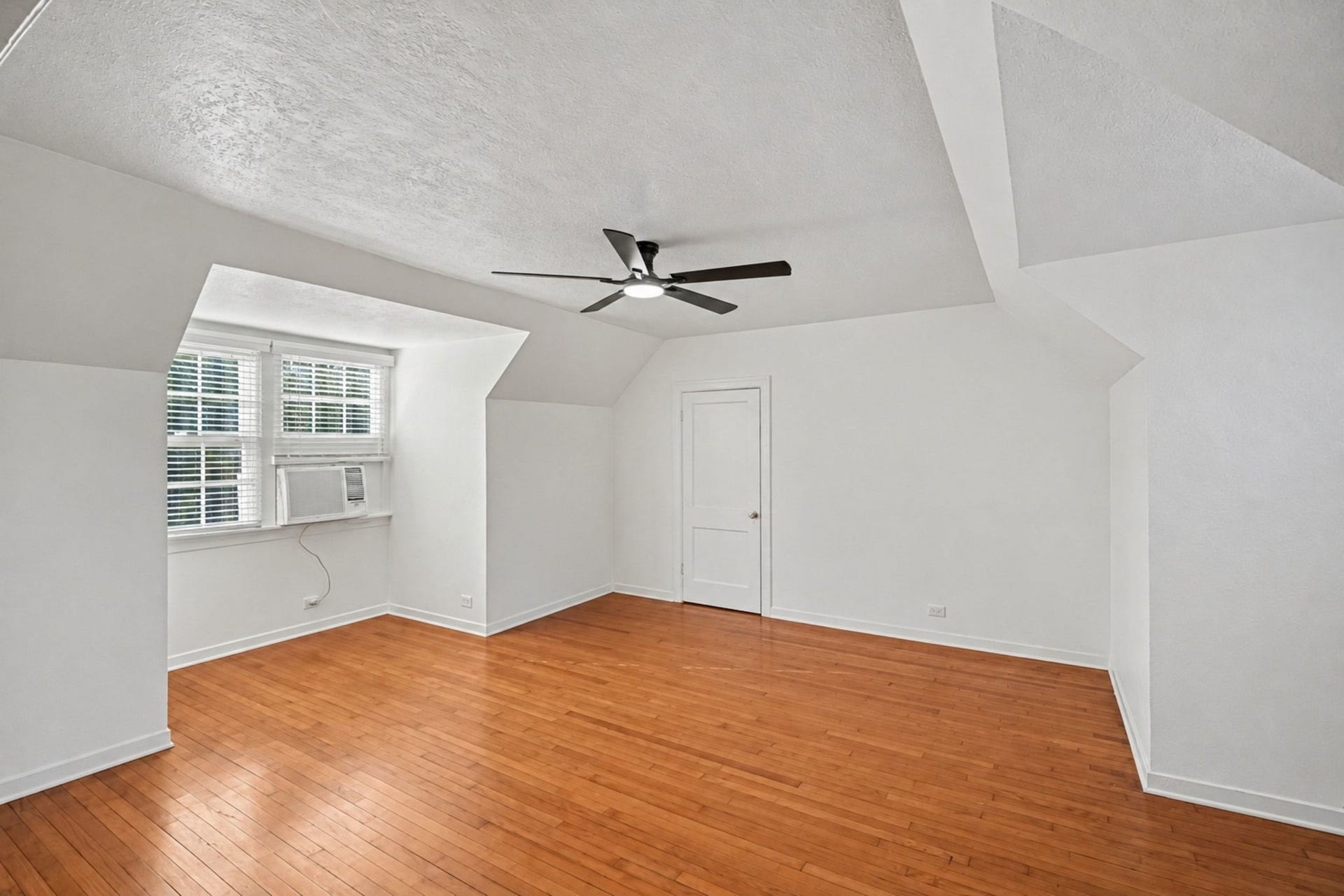 4408 Yoakum Boulevard, #4, Houston, TX 77006 Upstairs second primary suite.