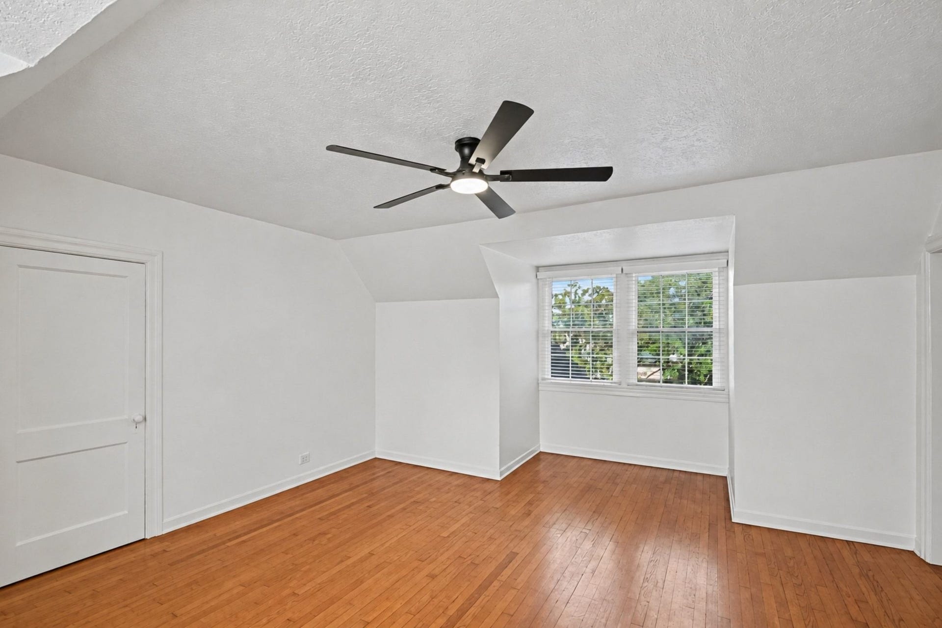 4408 Yoakum Boulevard, #4, Houston, TX 77006 Upstairs second primary suite has two closets.