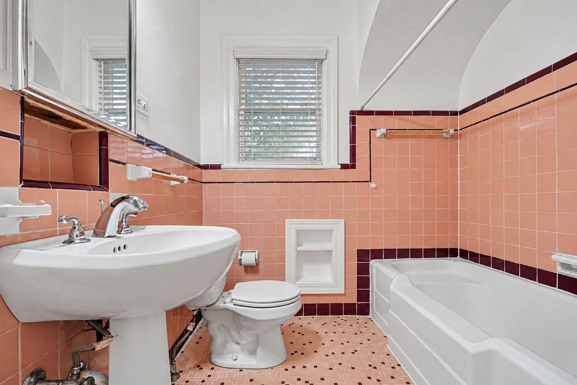 4408 Yoakum Boulevard, #4, Houston, TX 77006 Primary bath with vintage tile.
