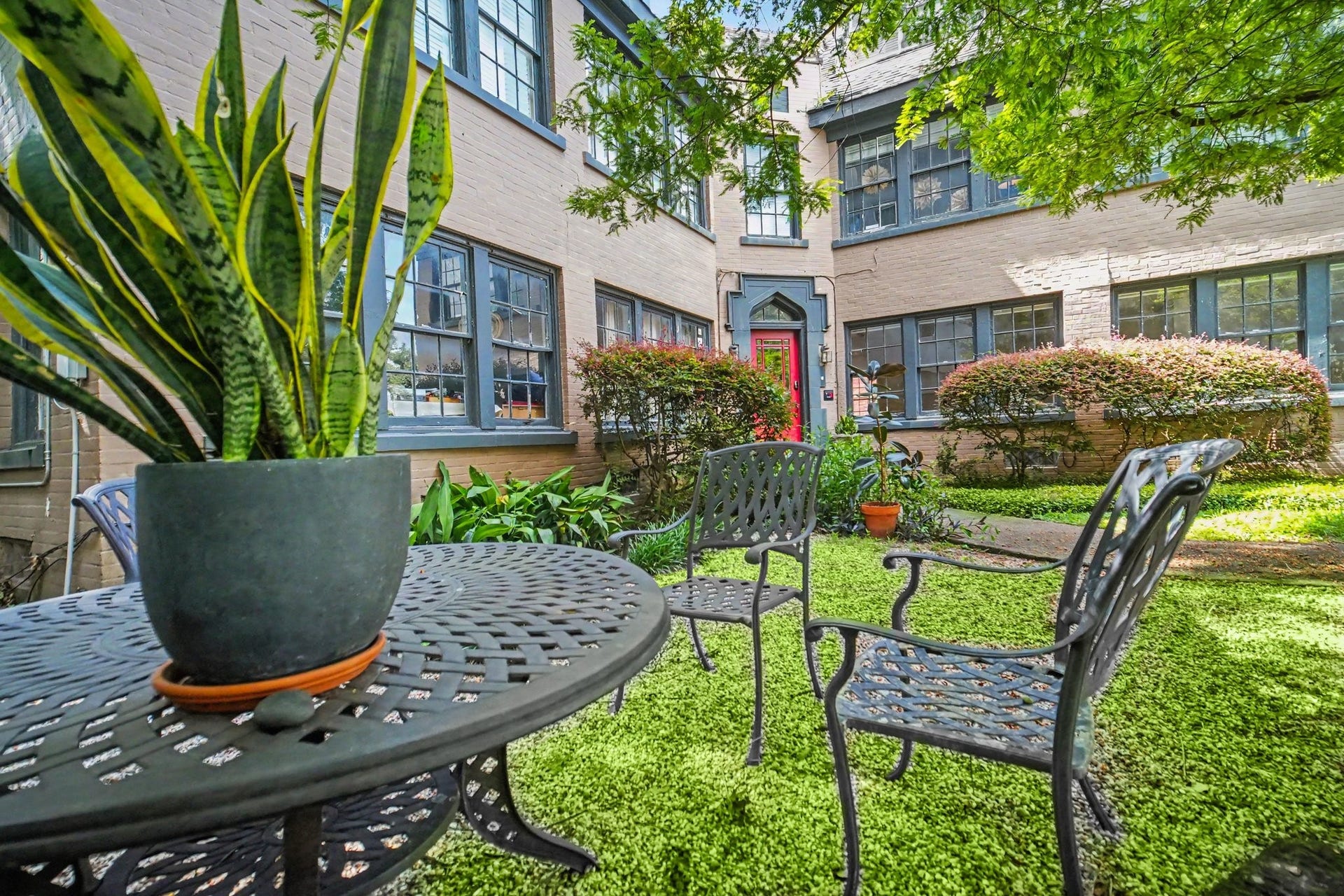 4408 Yoakum Boulevard, #4, Houston, TX 77006 Building grounds include outdoor seating area for tenant use.
