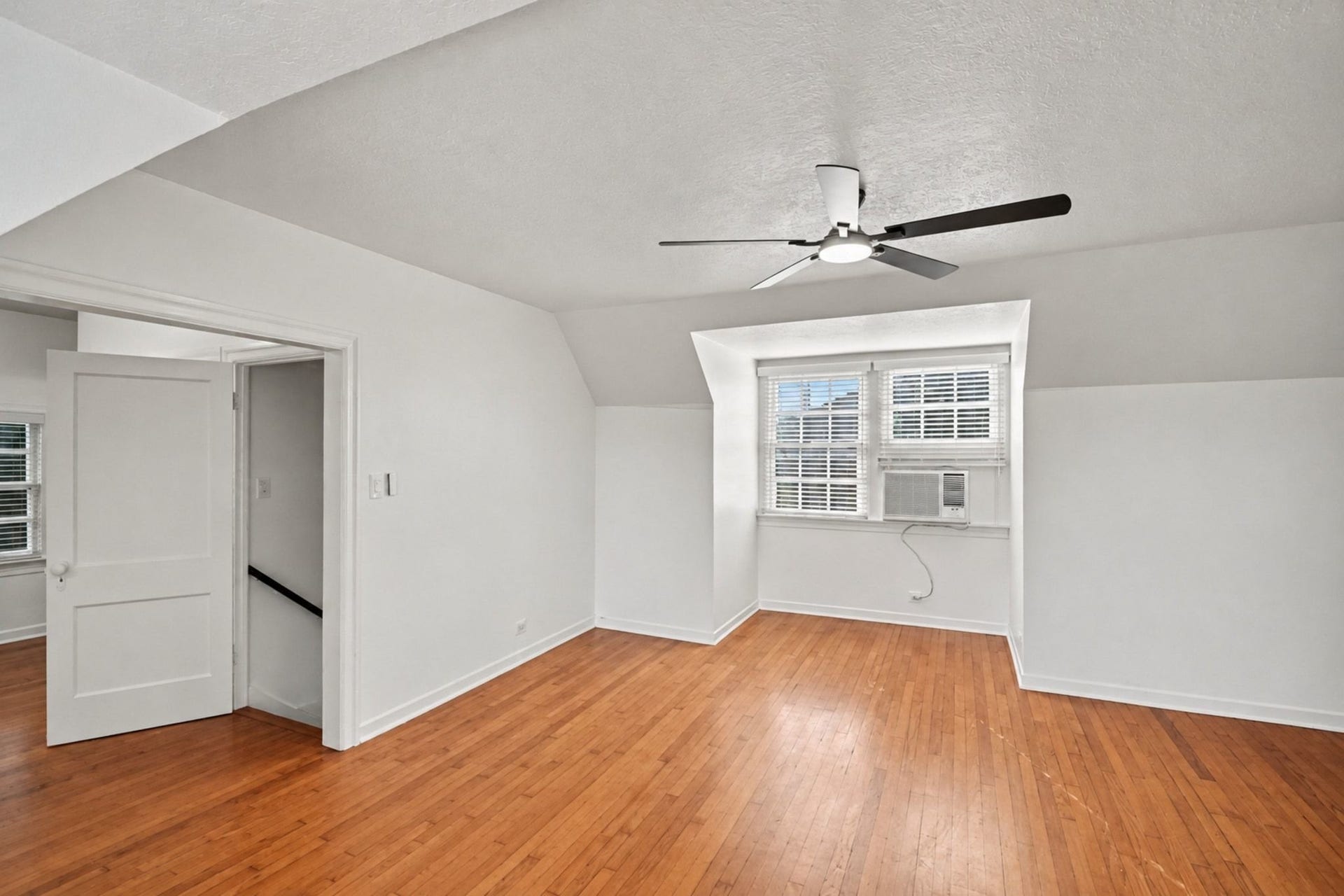 4408 Yoakum Boulevard, #4, Houston, TX 77006 Second primary suite is located on the second floor of the unit.