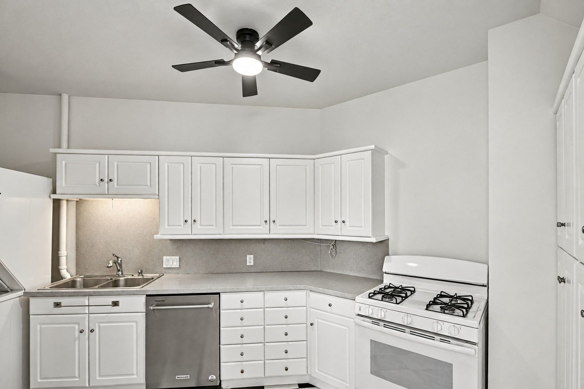 4408 Yoakum Boulevard, #4, Houston, TX 77006 Well appointed kitchen.